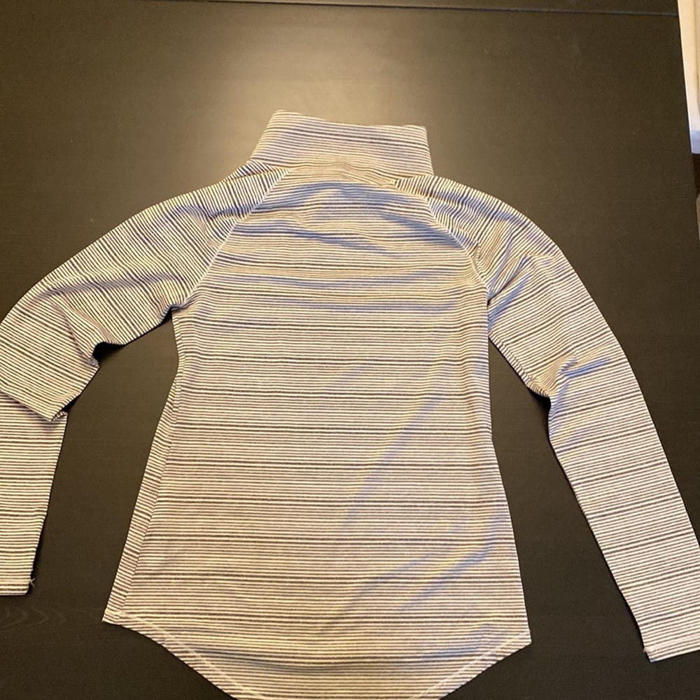 Under Armour WC long sleeve pullover EUC - Picture 6 of 6